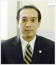 桐野弁護士の顔写真